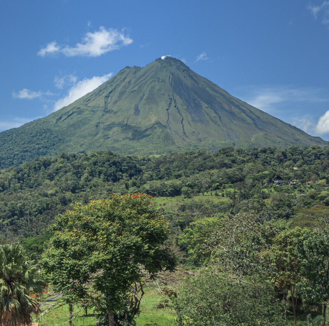 Explore stunning Nature with La Fortuna Hikes and trails